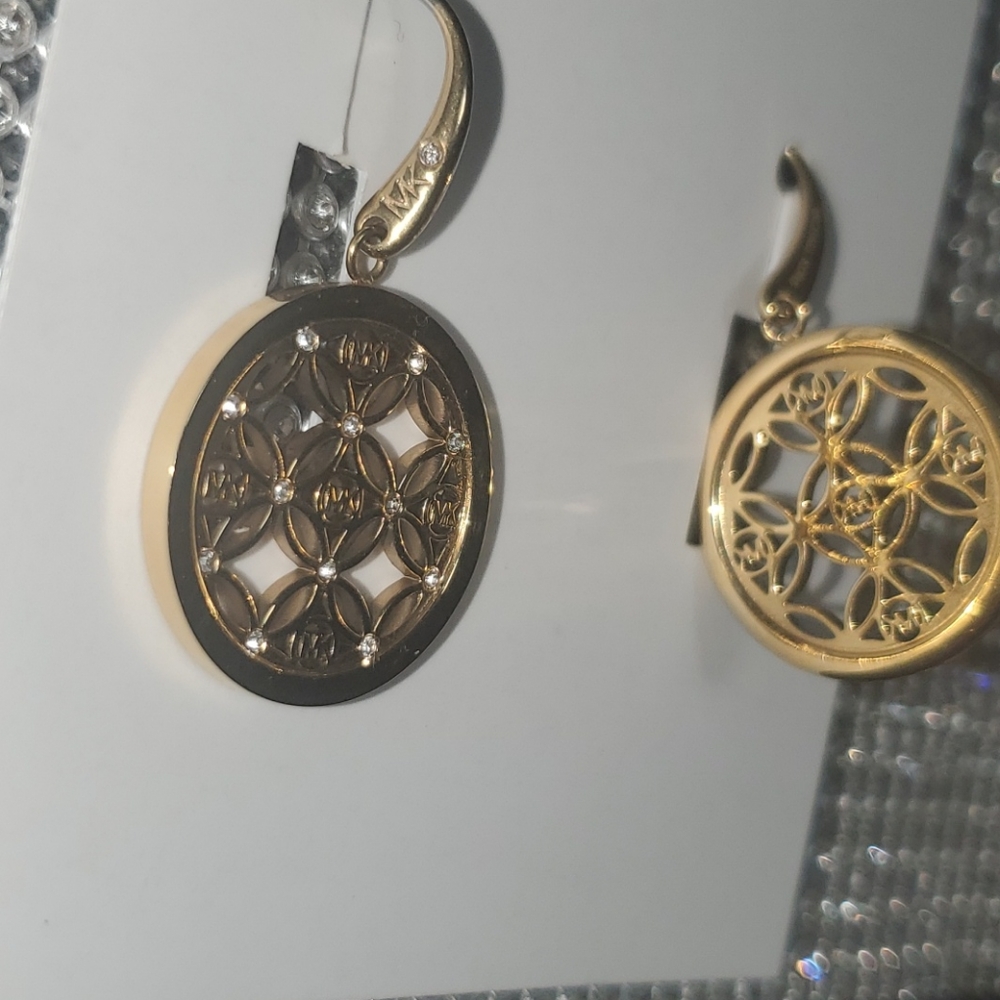 SOLD SANDRA/MICHAEL KORS EARRINGS LOGO FILIGREE. - Picture 5 of 11